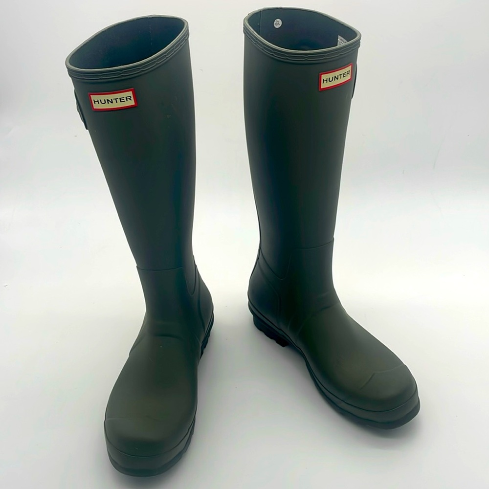 Men’s Hunter Tall Boots size 10 US
Used once with a few scuffs moss green